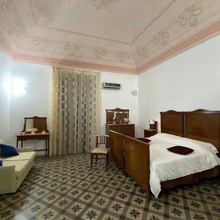 Crispi Accomodation B&B คาตาเนีย ภายนอก รูปภาพ
