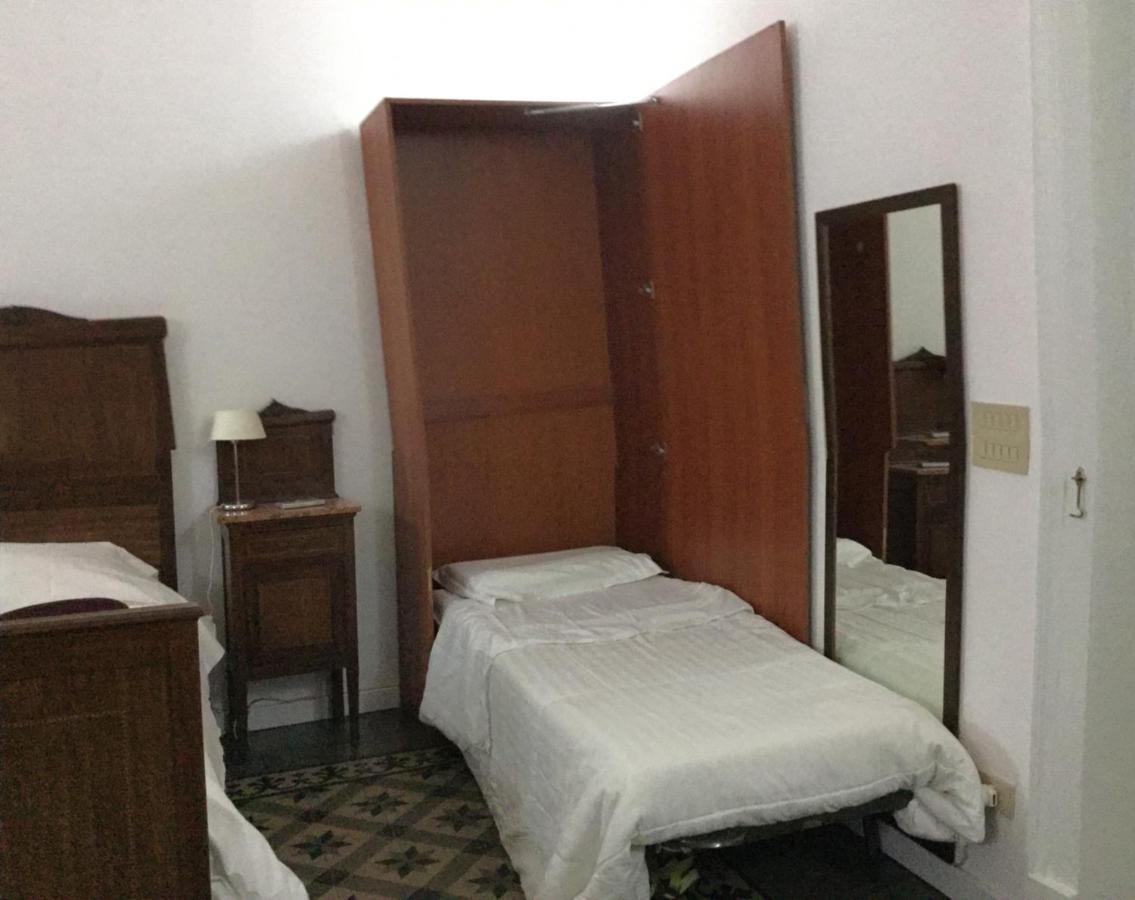 Crispi Accomodation B&B คาตาเนีย ภายนอก รูปภาพ