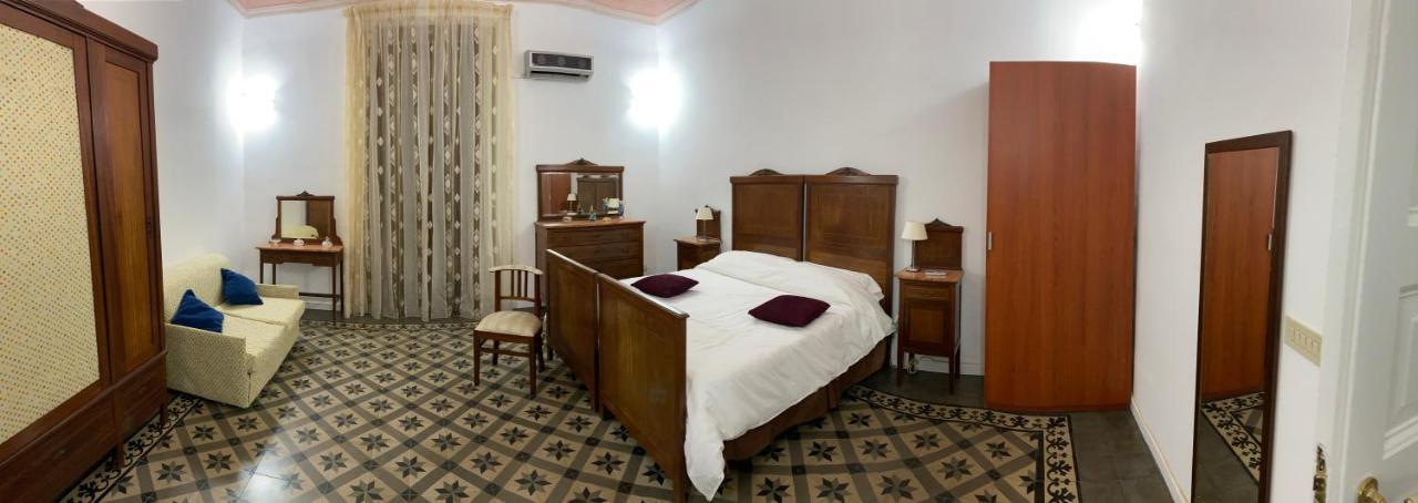 Crispi Accomodation B&B คาตาเนีย ภายนอก รูปภาพ