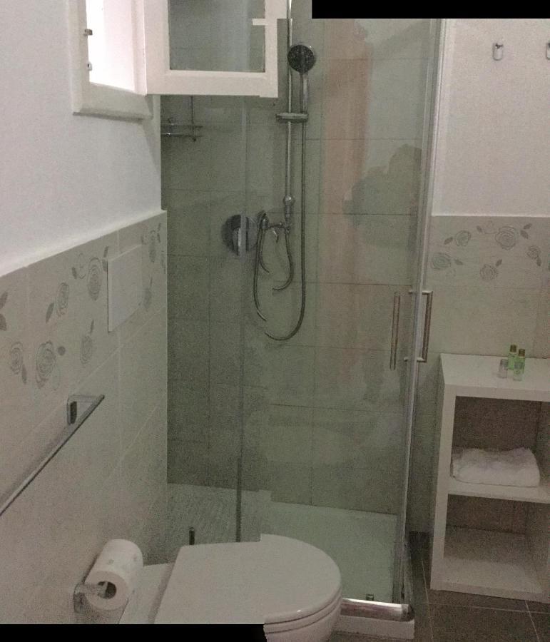 Crispi Accomodation B&B คาตาเนีย ภายนอก รูปภาพ