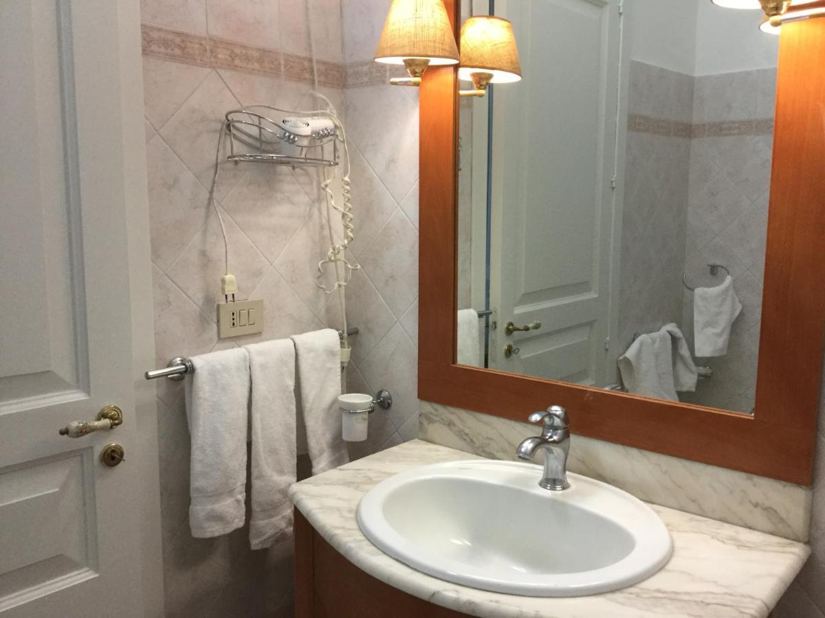 Crispi Accomodation B&B คาตาเนีย ภายนอก รูปภาพ