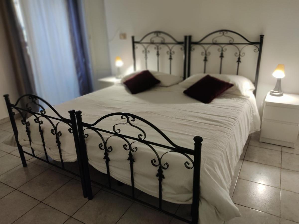 Crispi Accomodation B&B คาตาเนีย ภายนอก รูปภาพ
