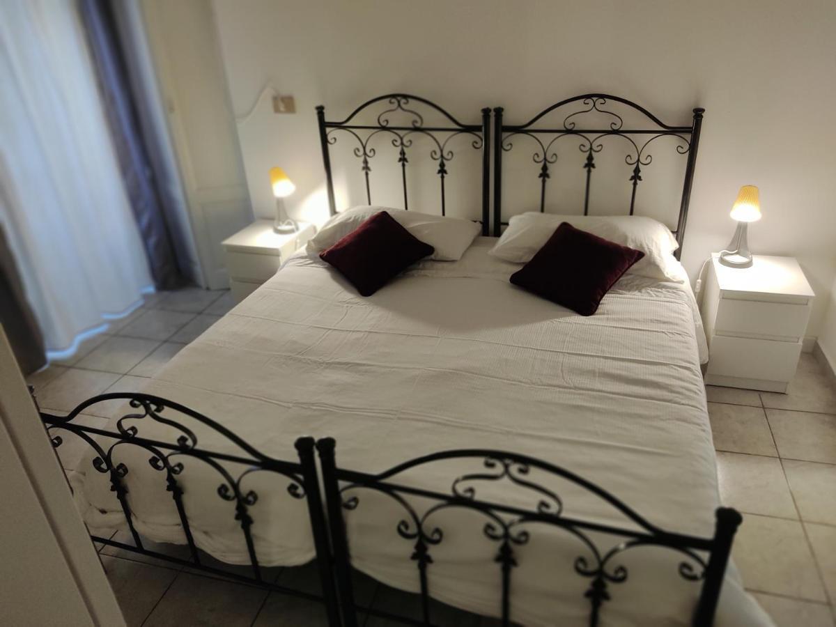 Crispi Accomodation B&B คาตาเนีย ภายนอก รูปภาพ